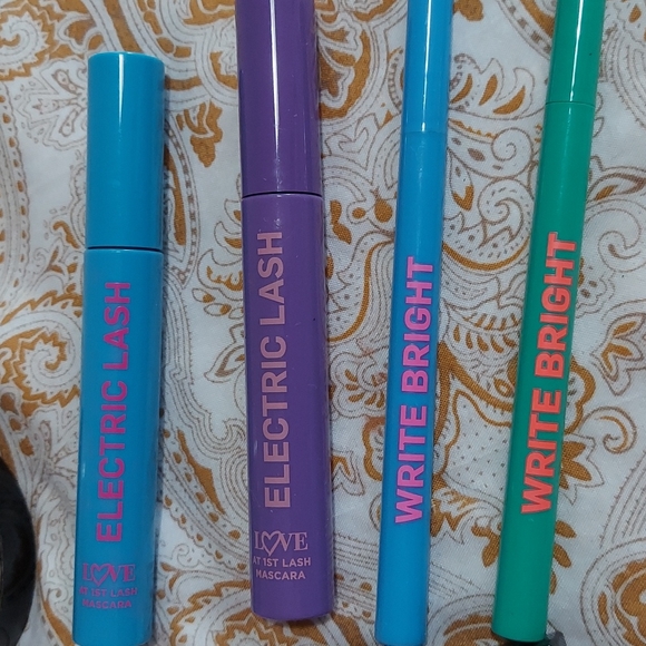 Lot of makeup - Picture 5 of 14